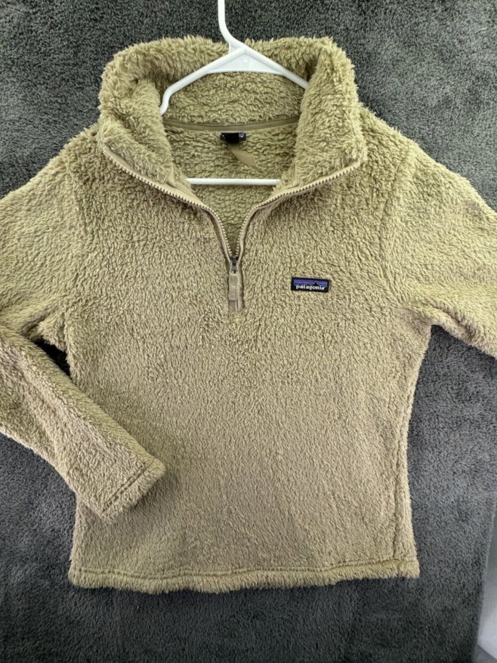 Patagonia Women’s Jacket Adult Medium Beige Fuzzy Soft Pullover W/ Logo Outdoors